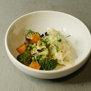 Нежное филе белой рыбы, томлённое в кокосовом молоке, с луком 