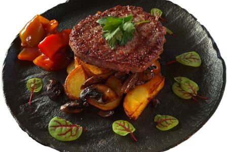 Бифштекс из мраморной телятины на подушке из картофеля с грибами