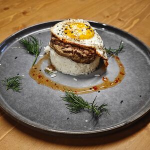 Бифштекс с яйцом и рисом