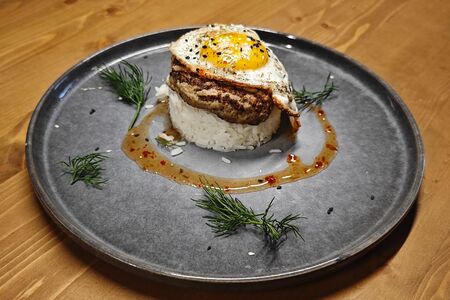 Бифштекс с яйцом и рисом