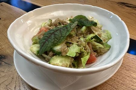 Салат с киноа и авокадо