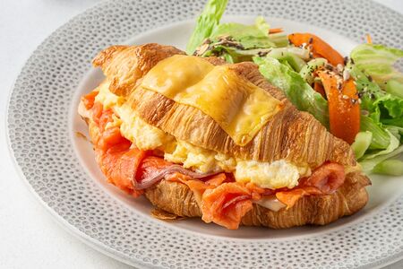 Скрэмбл в круассане с лососем