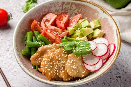 Поке с курицей в остро-сладком соусе 