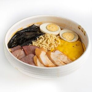 Сырный рамен с копченостями