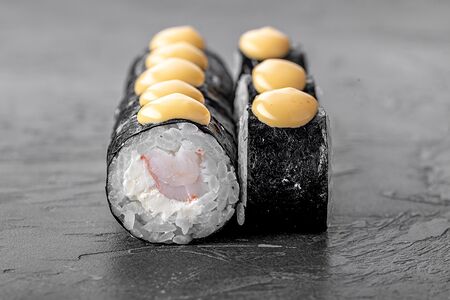 Ролл с креветкой и сливочным сыром