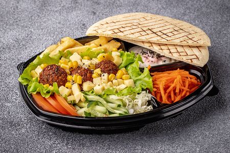 Шаверма Вегетарианская на тарелке