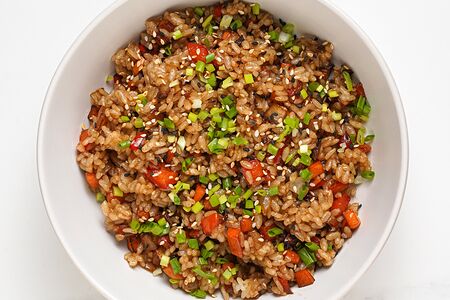 Чесночный рис с овощами