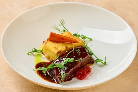 Грудинка теленка с картофельным гратеном, печеной морковью и соусом демиглас