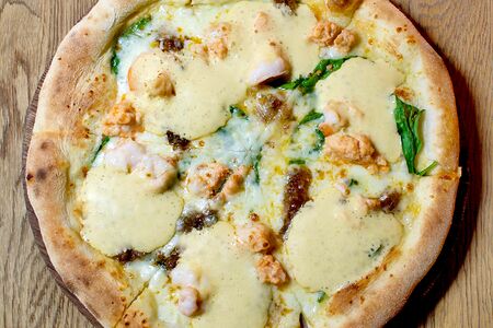 Пицца с форелью, креветками