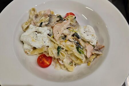 Фетучинни с курицей и страчателлой