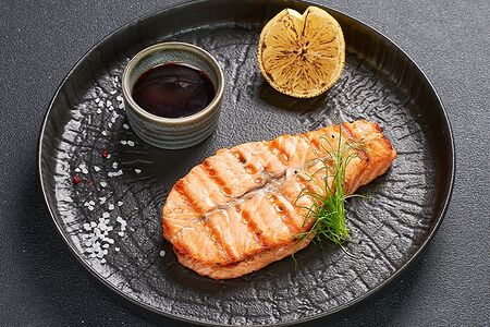 Стейк из лосося на мангале
