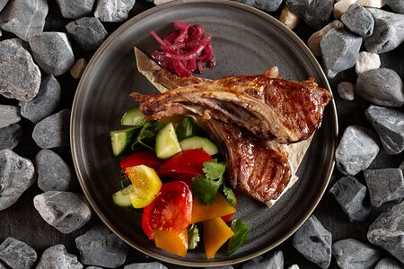 Корейка ягненка со свежими овощами