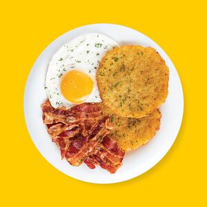 Драники с беконом и яйцом