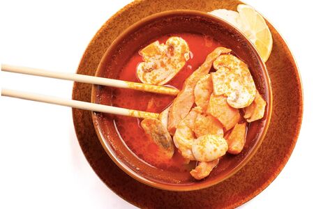 Том ям с лососем и креветками