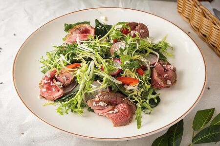 Салат с ростбифом