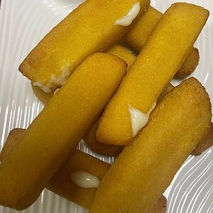 Сыр сулугуни в кляре с малиновым вареньем 