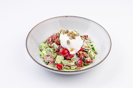 Деревенский салат с яйцом пашот