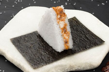 Онигири с угрем 