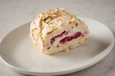 Меренговый рулет с малиной