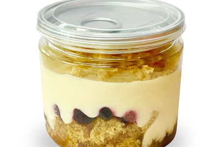 Карамельный медовик со смородиной в банке