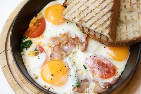 Завтрак с беконом и томатами