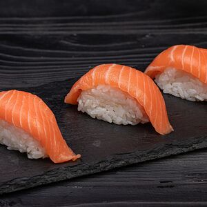 Суши лосось