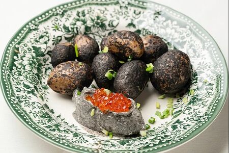 Печеный картофель с сожженным соленым маслом и красной икрой