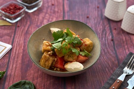 Салат с хрустящим баклажаном, томатами и творожным сыром