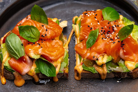 Брускетта лосось, апельсин, гуакамоле