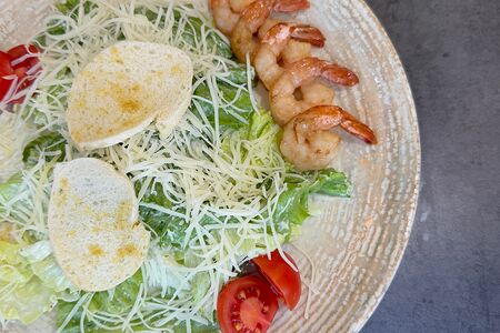 Салат Цезарь с креветками