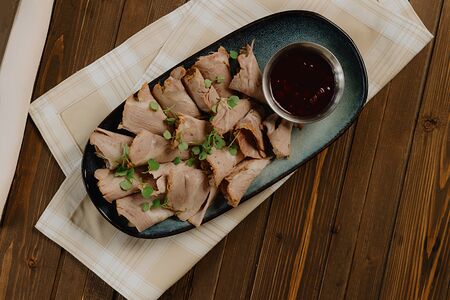 Буженина с брусничным соусом