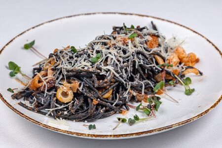 Спагетти неро с морепродуктами