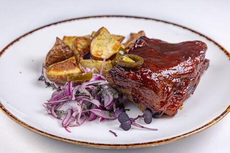 Свиные ребра, запеченные в глазури, с картофелем и маринованным луком