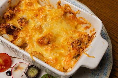 Кальмар, запеченный в сырной пасте, с креветками и чесночными сухарями