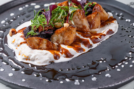 Печёные баклажаны с молодым сыром, свеклой и медово-перечным соусом