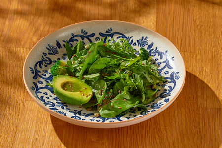 Зеленый салат с авокадо и яблоками