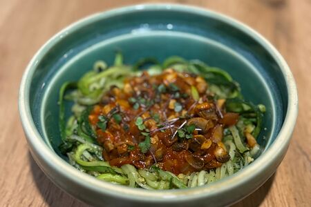 Паста из цукини с грибным Болоньезе