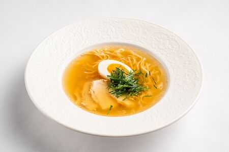 Куриный бульон с лапшой и яйцом 