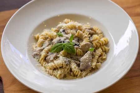 Паста с индейкой и грибами в сливочном соусе