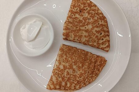 Блины с творогом и сметаной  
