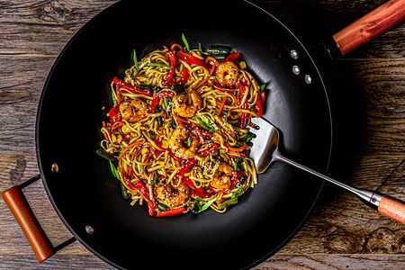 Wok с тигровыми креветками