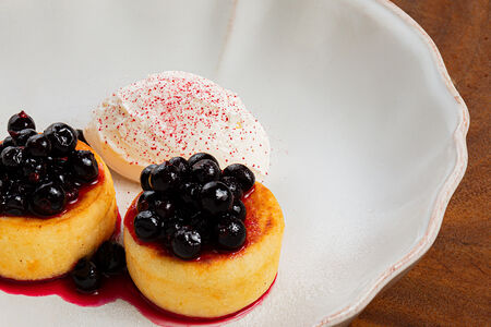 Сырники с черной смородиной