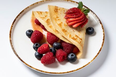 Блинчик с маскарпоне и ягодами