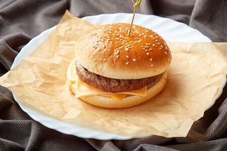 Бургер с соусом барбекю