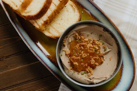 Пшеничный Тартин с паштетом из куриной печени