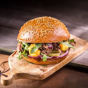 Street бургер с рваной говядиной и соусом чеддер