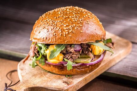 Street бургер с рваной говядиной и соусом чеддер