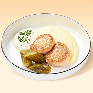 Куриные котлеты с картофельным пюре и соусом тартар