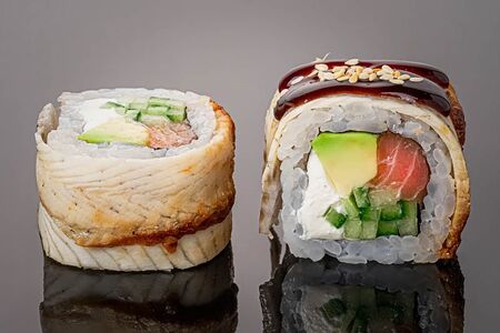 Ролл Канада премиум с угрём и лососем