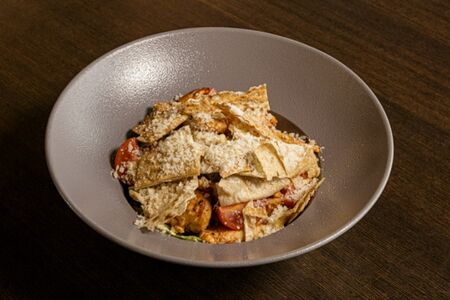 Цезарь по-грузински с курицей